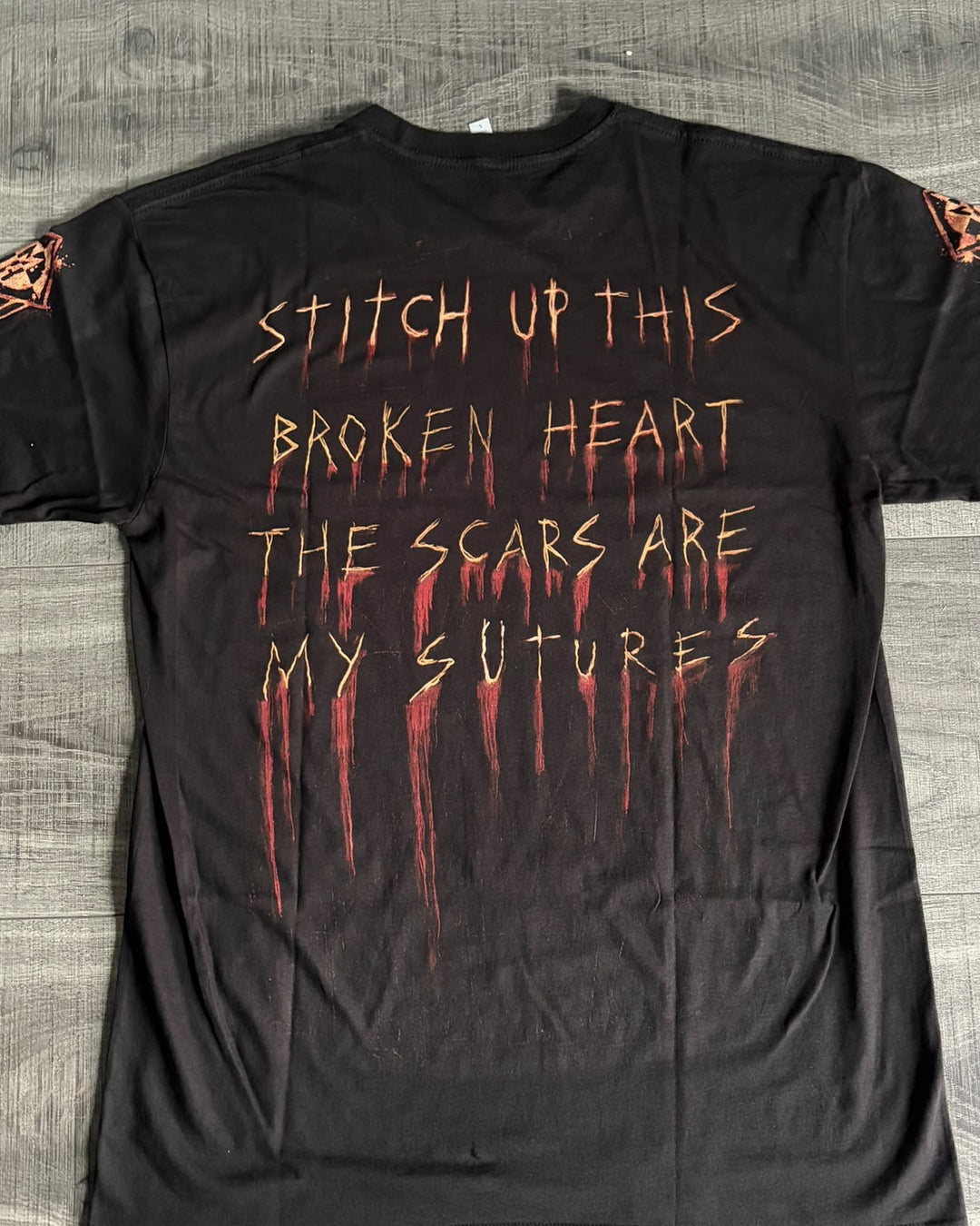 Sutures Tee